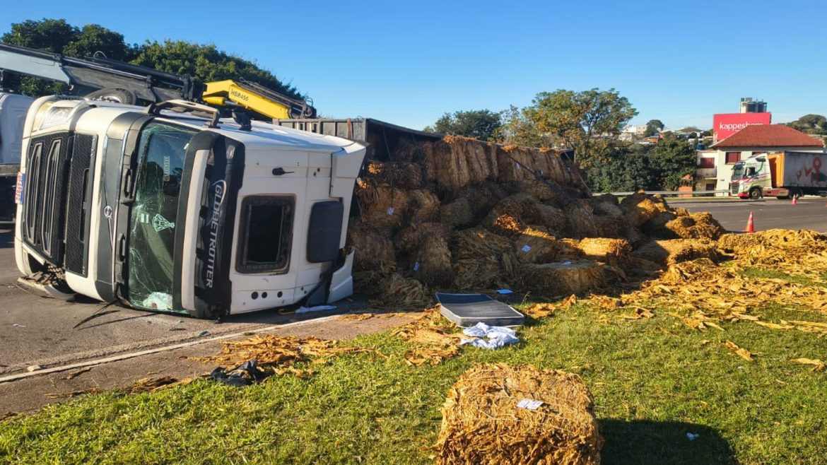 caminhao-tomba-e-derruba-carga-em-estrada-do-rs;-motorista-fica-ferido