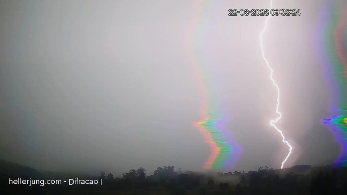 video:-queda-de-raio-no-rs-forma-‘arco-iris’-no-ceu;-entenda-o-fenomeno