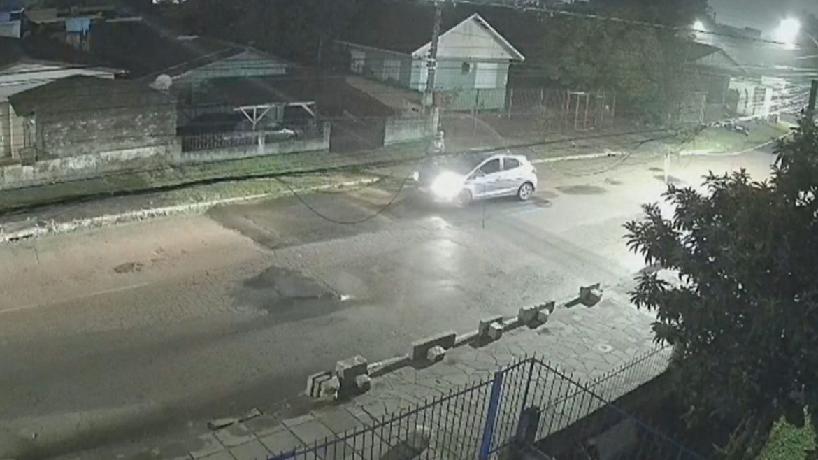 irmaos-que-se-passavam-por-policiais-para-assaltar-pedestres-em-paradas-de-onibus-sao-presos-em-porto-alegre