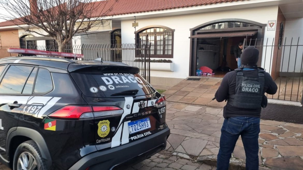 chefe-de-faccao-de-sc-foragido-desde-2019-e-preso-em-casa-de-luxo-no-rs;-policia-apreende-anotacoes-do-trafico