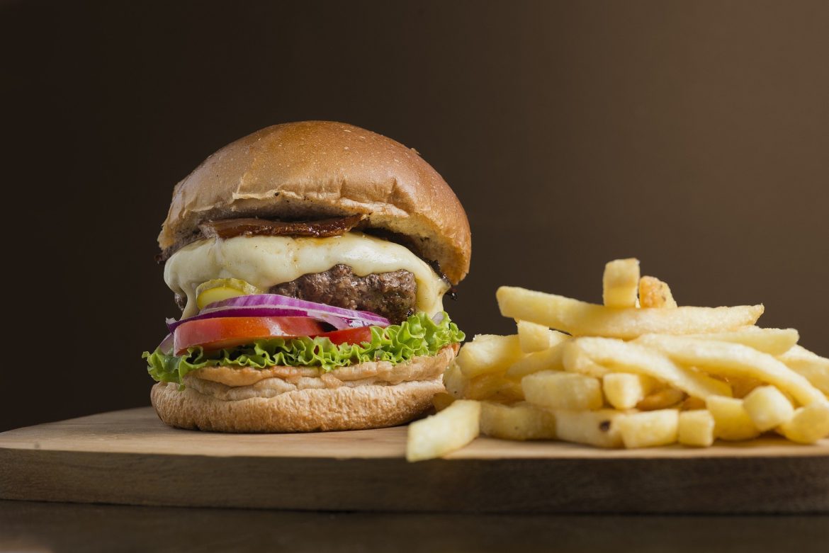 funcionario-que-so-recebia-fast-food-como-refeicao-enquanto-trabalhava-em-rede-de-lanchonetes-sera-indenizado,-decide-justica