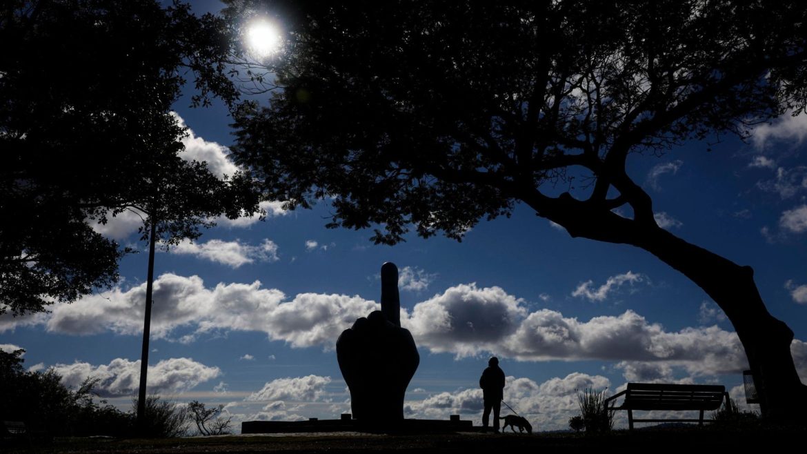 o-que-significa-monumento-de-4,5-metros-com-dedo-apontado-para-o-ceu-instalado-as-margens-do-guaiba