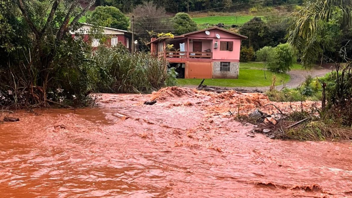aulas-canceladas,-casas-destelhadas-e-alagamentos:-as-consequencias-da-chuva-no-norte-do-rs