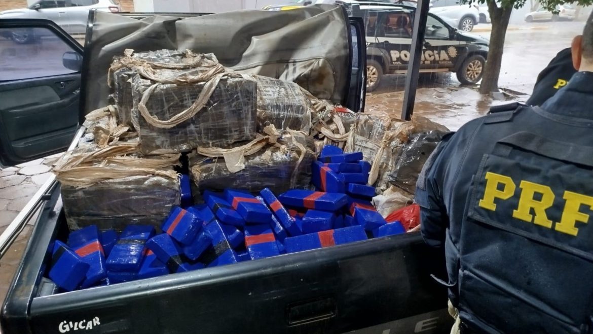 policia-para-caminhonete-em-blitz-e-encontra-mais-de-600kg-de-maconha-na-cacamba;-dois-foram-presos