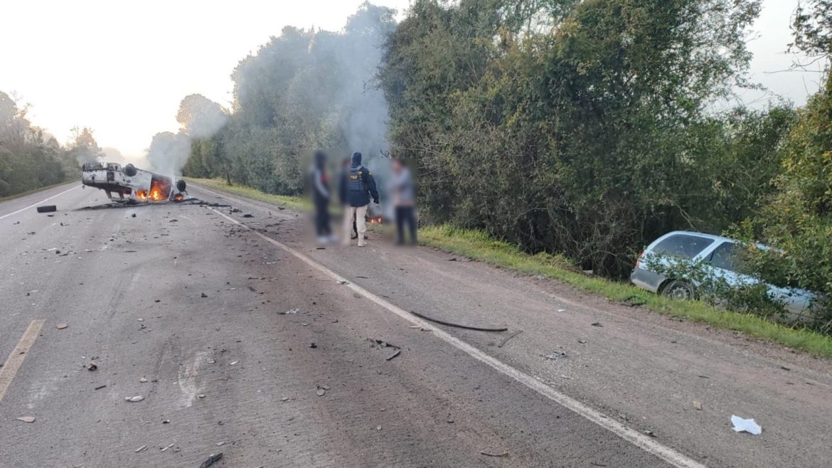 uma-pessoa-morre-e-duas-ficam-feridas-apos-acidente-com-capotamento-na-br-290-no-rs;-carros-pegaram-fogo