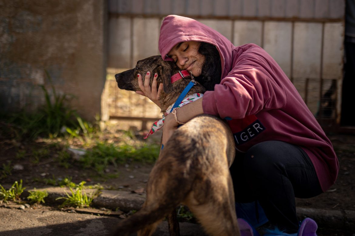cachorro-resgatado-ha-2-anos-em-enchente-no-rs-volta-para-casa-apos-tutora-encontra-lo-em-lista-de-desparecidos:-‘reconheci-o-olhar’