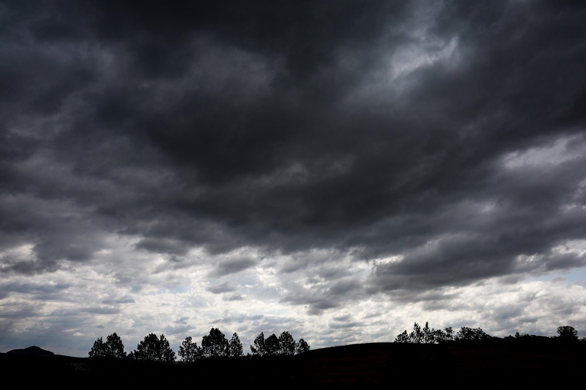 tempestades-causam-danos-em-21-cidades-do-rs-e-125-municipios-tem-registro-de-falta-de-luz;-previsao-indica-vento-de-ate-100km/h