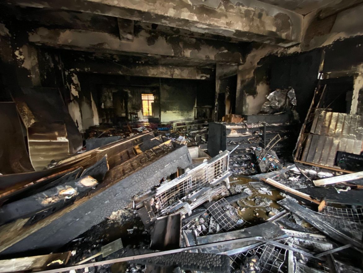 incendio-destroi-farmacia-e-academia-de-karate-no-sul-do-rs