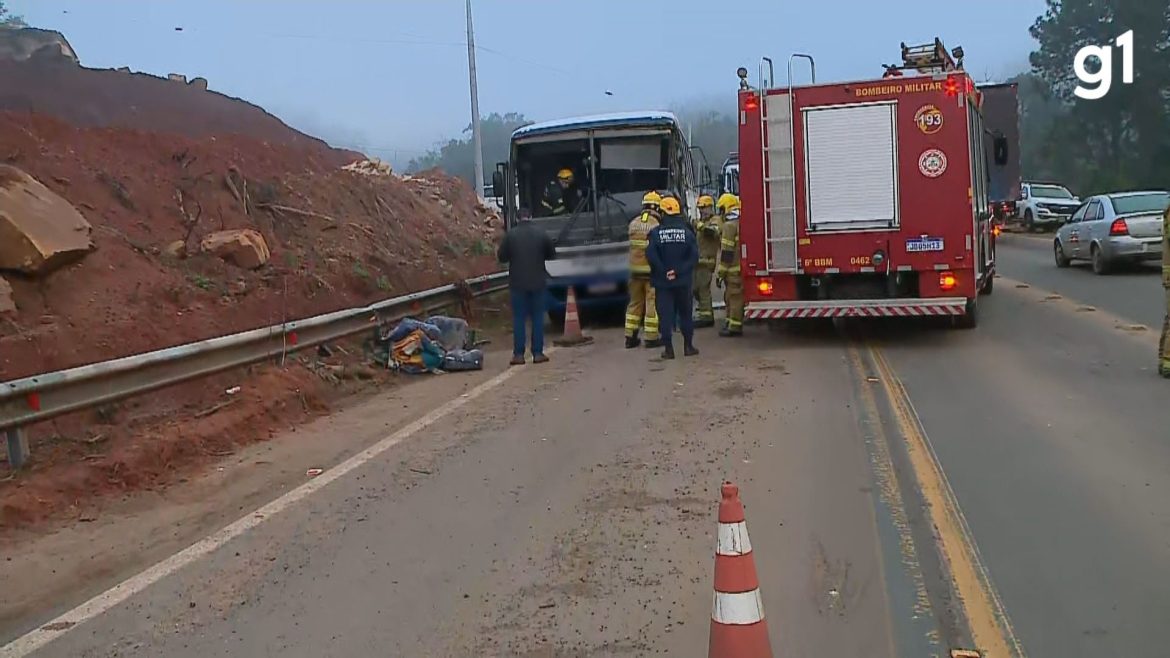onibus-com-18-passageiros-colide-com-caminhao-na-rsc-287;-duas-mulheres-morrem